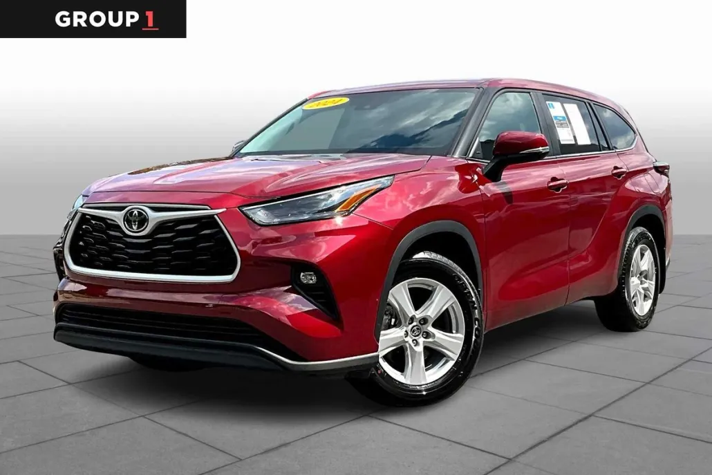 2024 Toyota Highlander LE photo 1