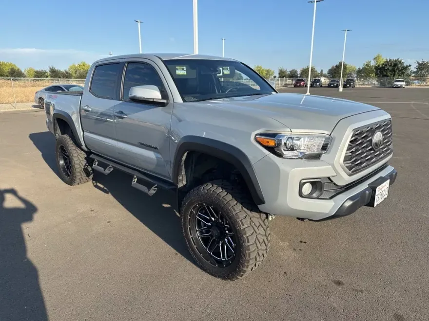 2020 Toyota Tacoma TRD Off-Road V6 photo 1