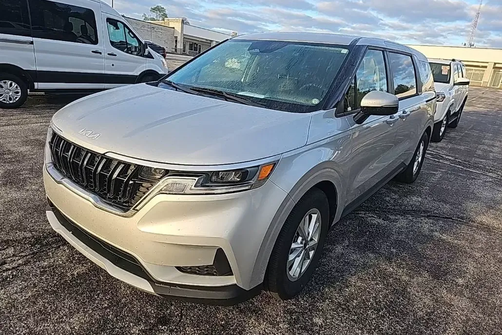 2023 Kia Carnival LX photo 1