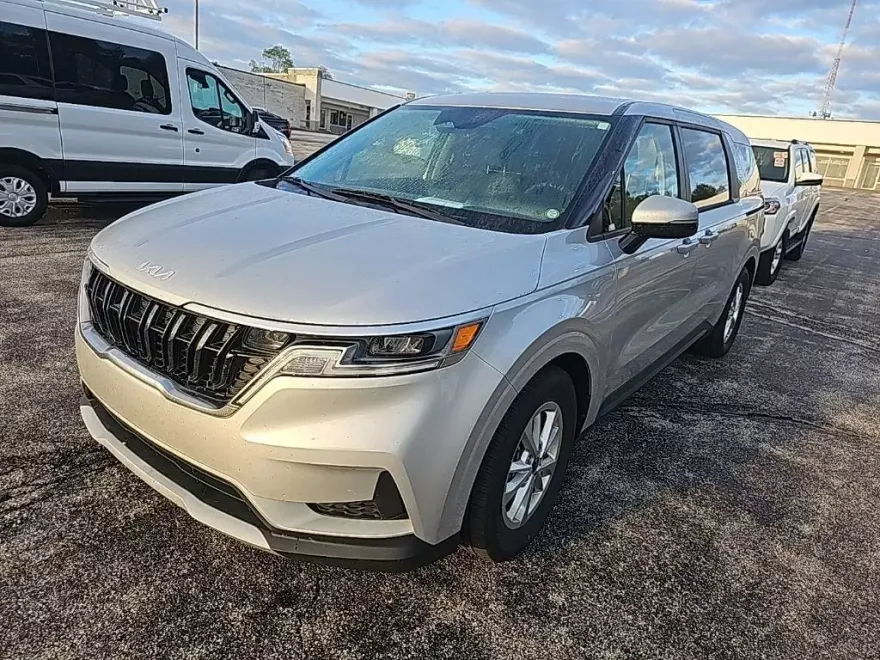 2023 Kia Carnival LX photo 1