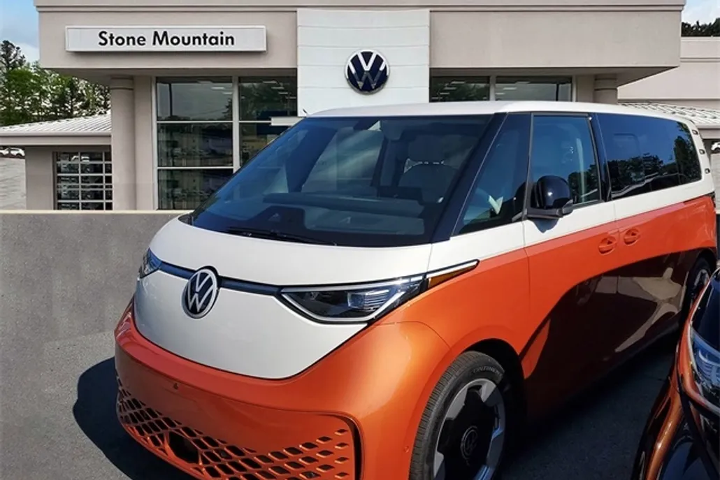 2025 Volkswagen ID. Buzz Pro Plus photo 1