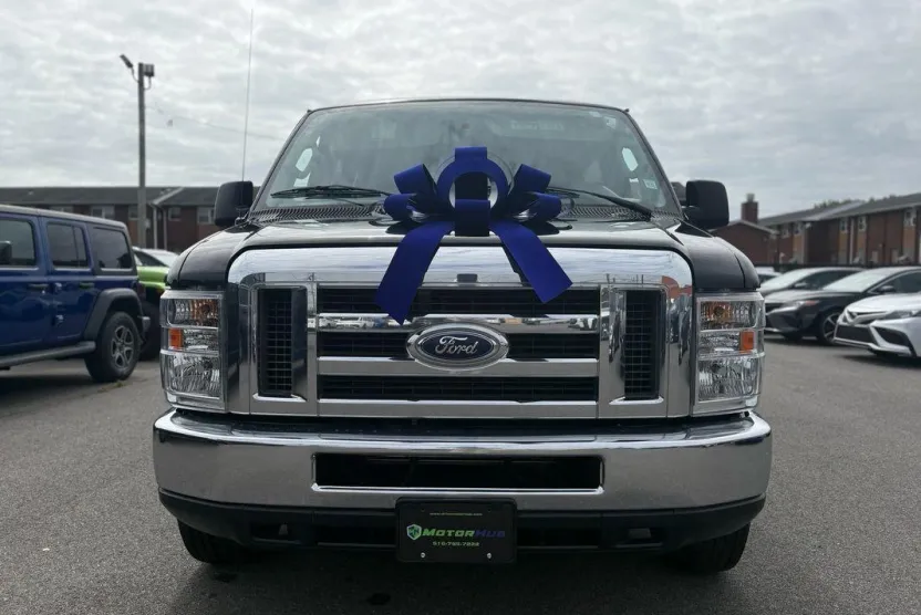 2011 Ford E-350 photo 1