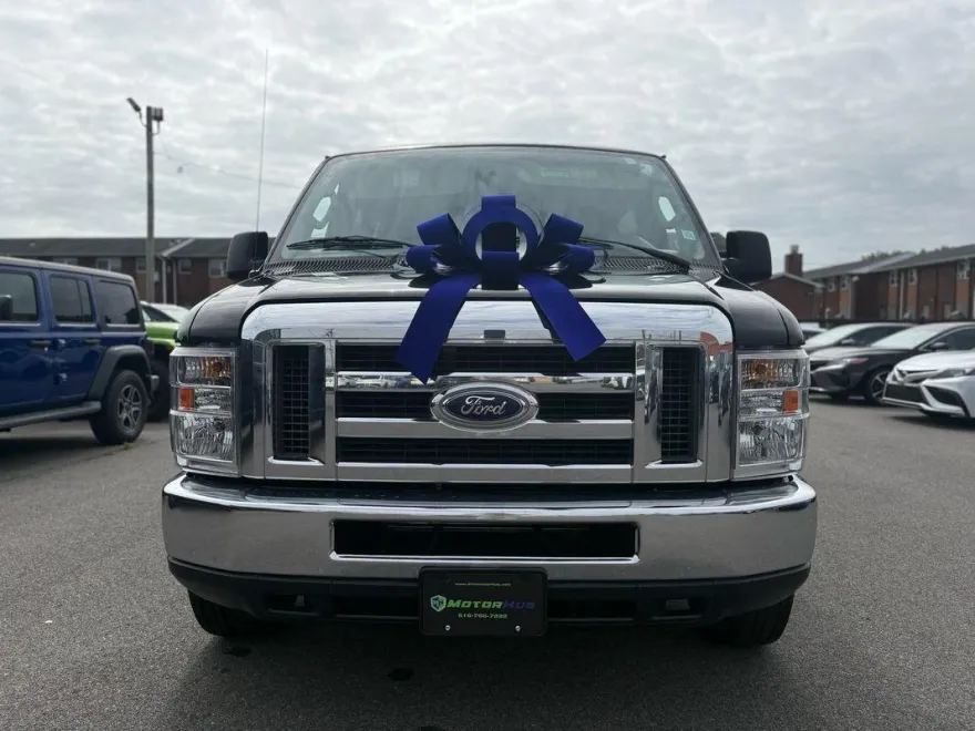 2011 Ford E-350 photo 1