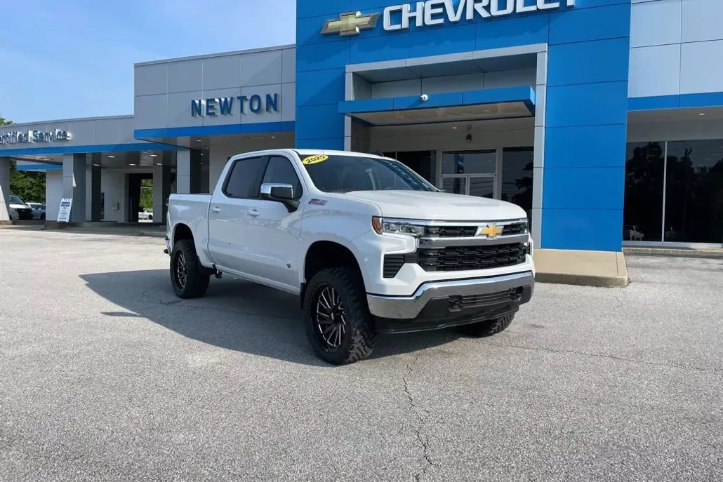 2025 Chevrolet Silverado 1500 LT photo 1