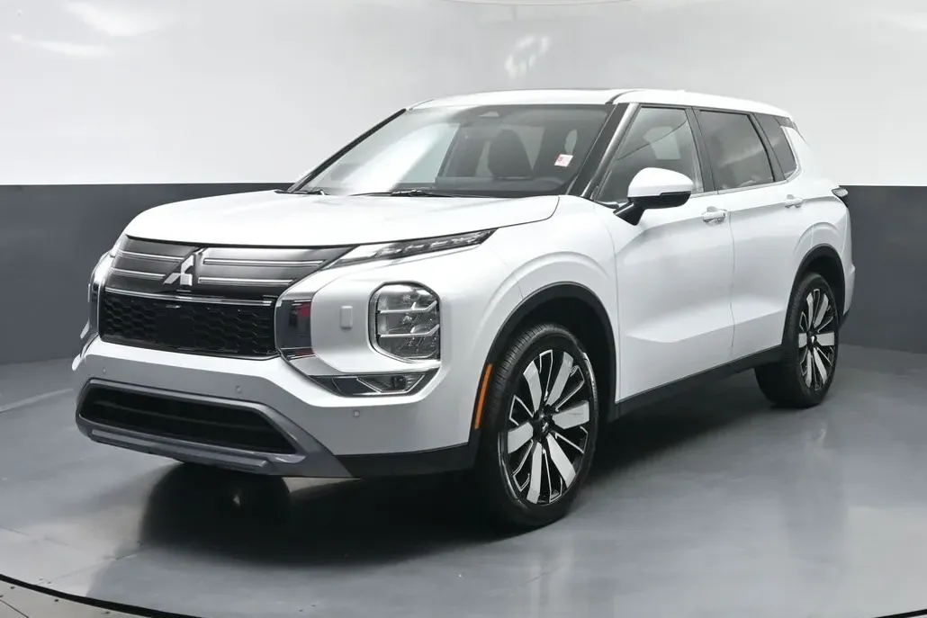 2025 Mitsubishi Outlander SE photo 1
