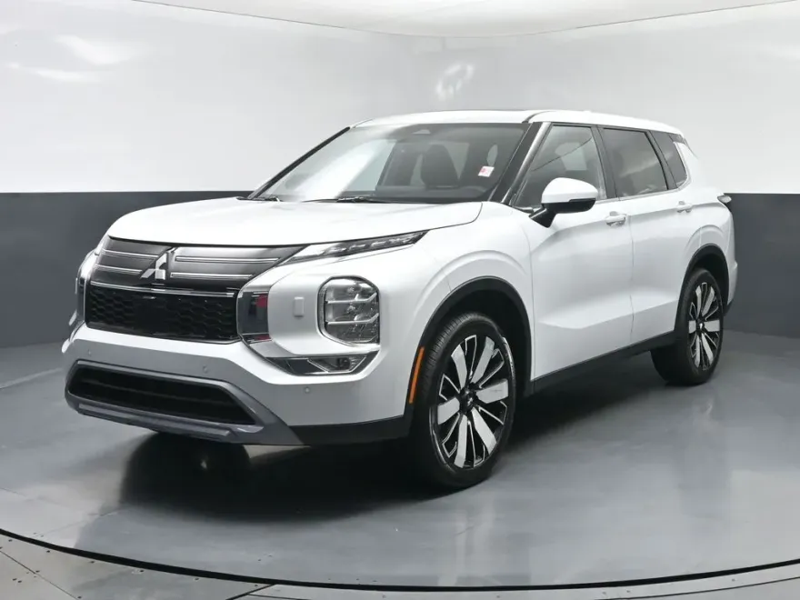 2025 Mitsubishi Outlander SE photo 1