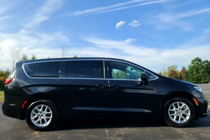2023 Chrysler Pacifica Touring L photo 1