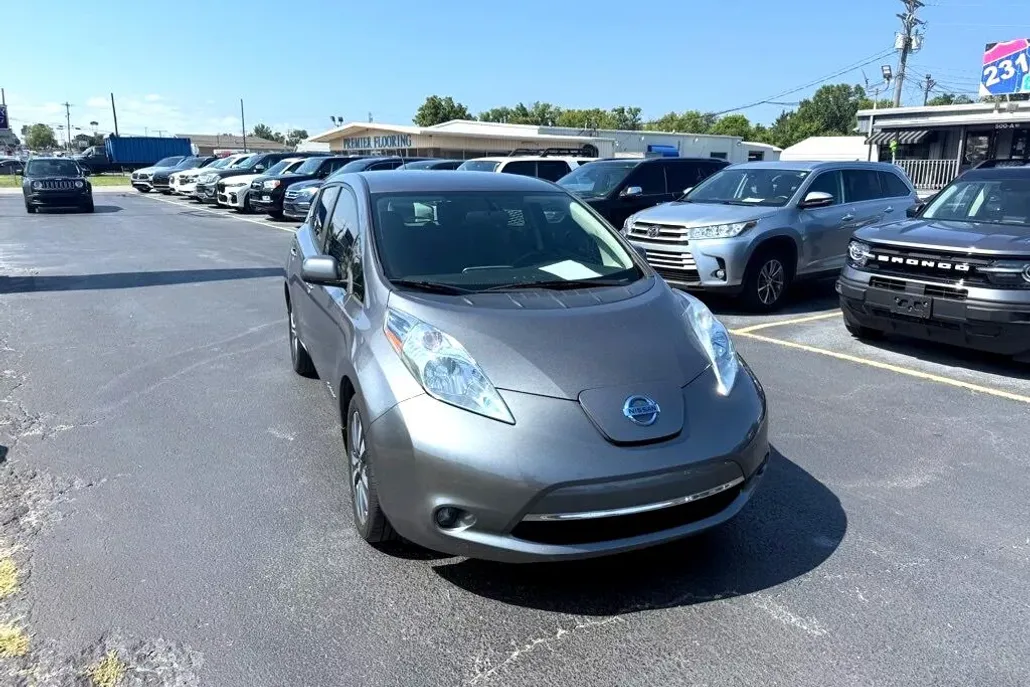 2017 Nissan Leaf SV photo 1