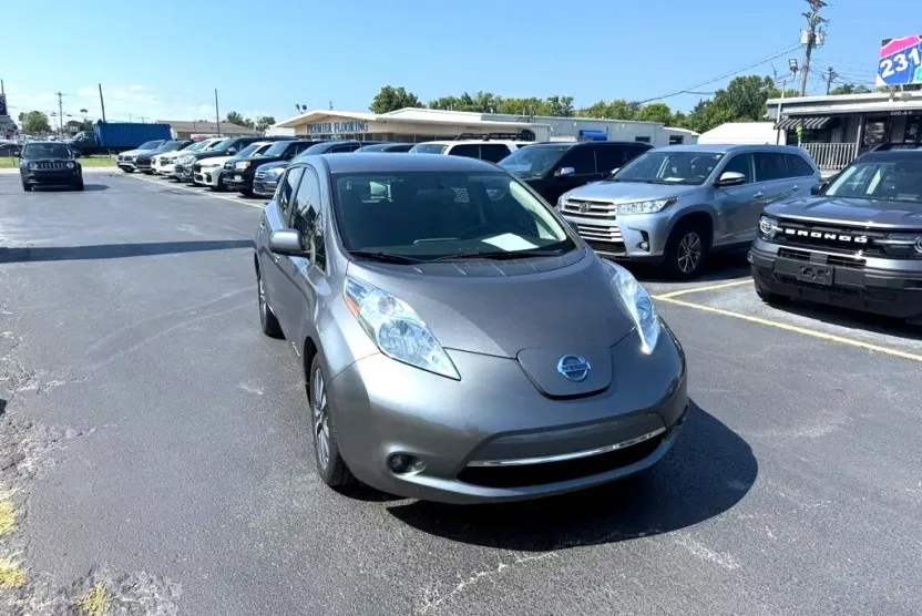 2017 Nissan Leaf SV photo 1