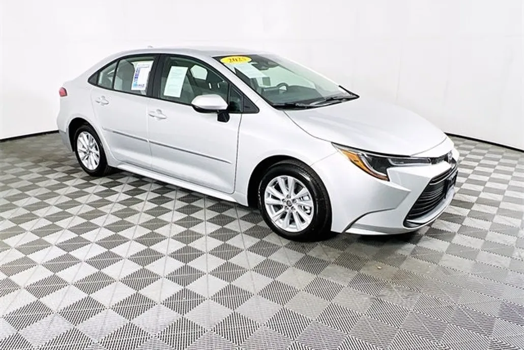 2025 Toyota Corolla LE Premium photo 1