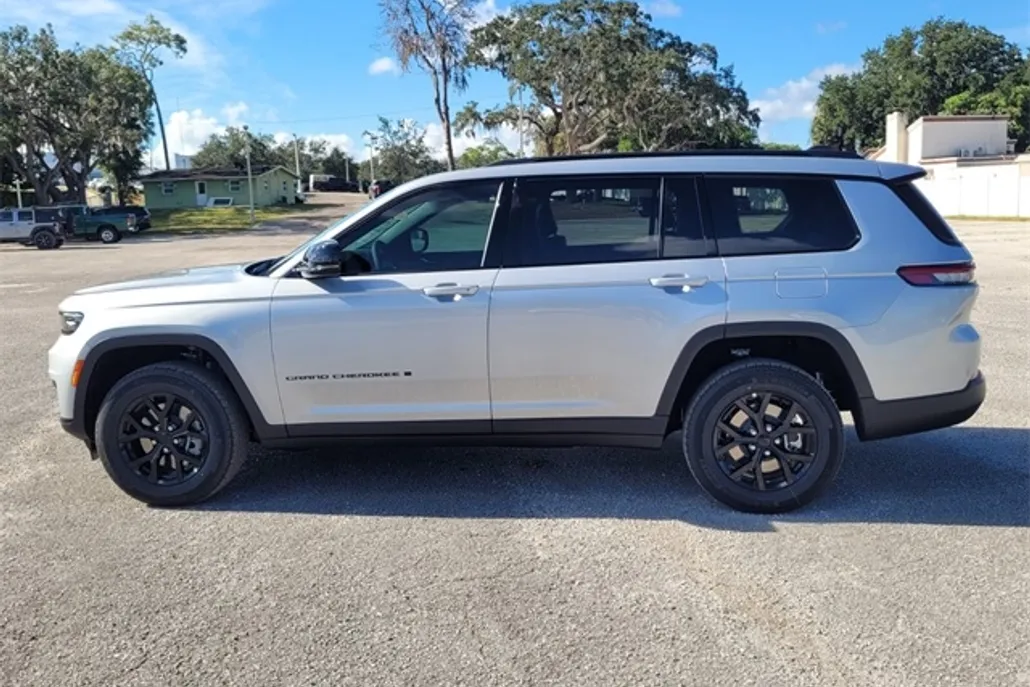 2025 Jeep Grand Cherokee Laredo Altitude photo 1