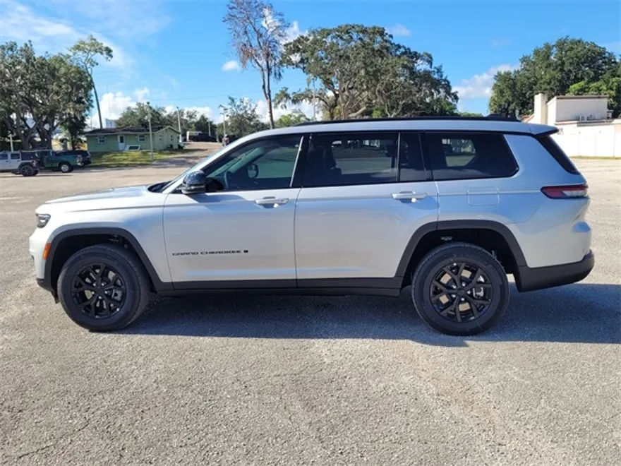 2025 Jeep Grand Cherokee Laredo Altitude photo 1