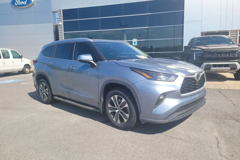 2022 Toyota Highlander XLE photo 1