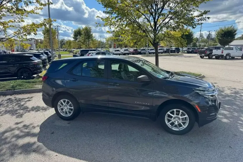 2022 Chevrolet Equinox LS photo 1