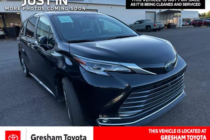 2023 Toyota Sienna Platinum photo 1
