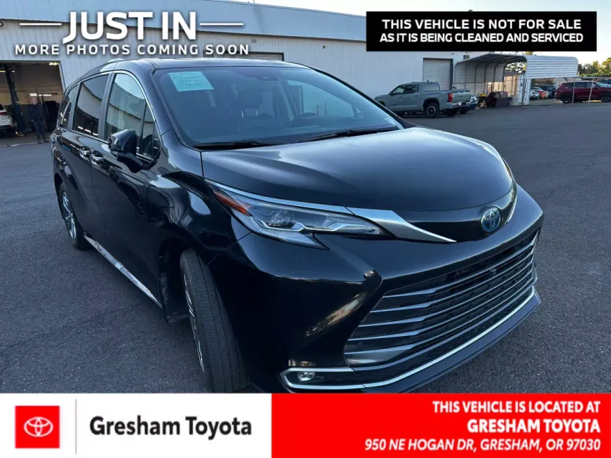 2023 Toyota Sienna Platinum photo 1