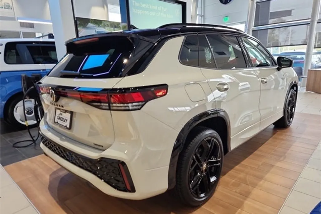 2025 Volkswagen Tiguan SE R-Line Black photo 1