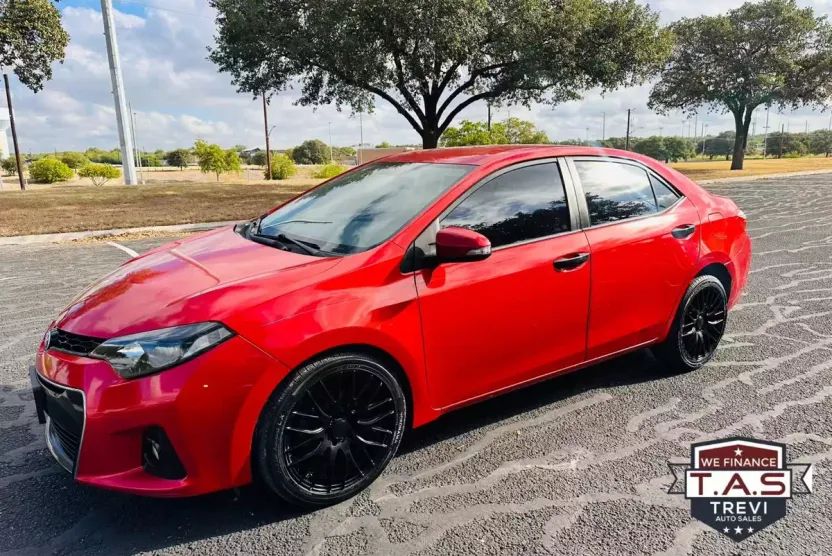 2016 Toyota Corolla LE photo 1