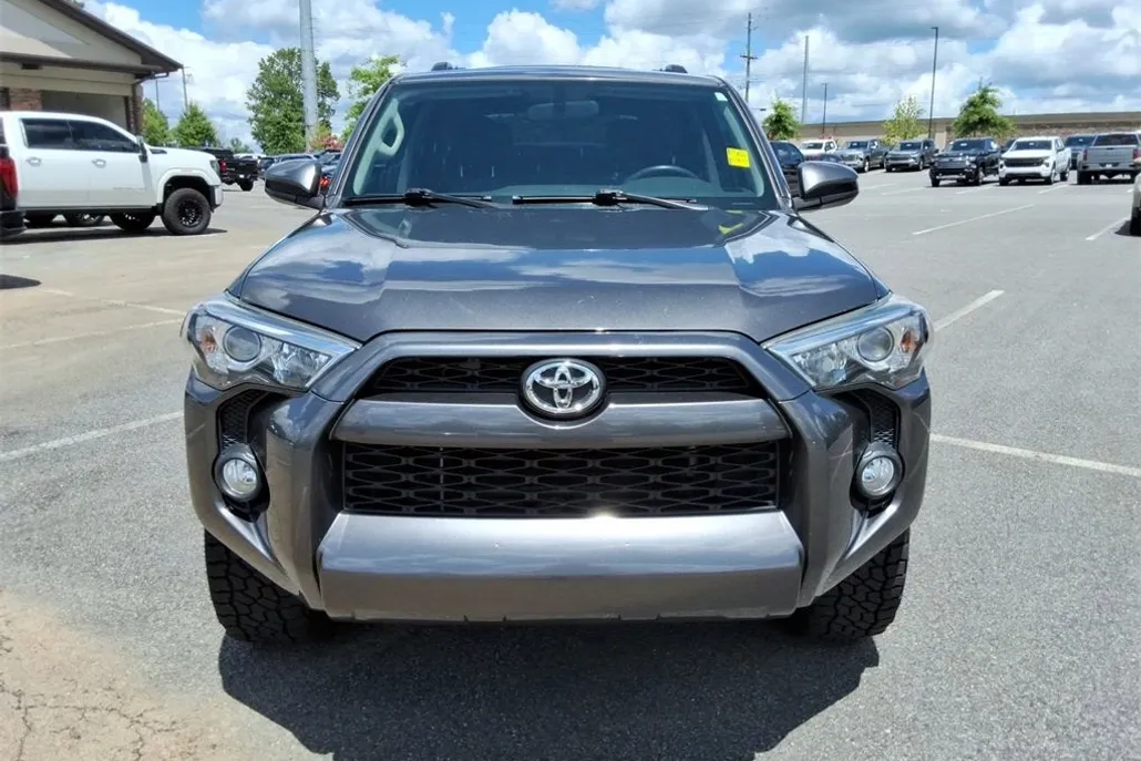 2019 Toyota 4Runner SR5 photo 1