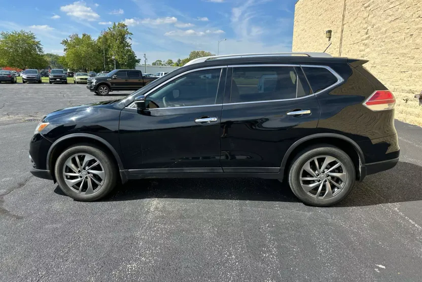 2015 Nissan Rogue SV AWD photo 1