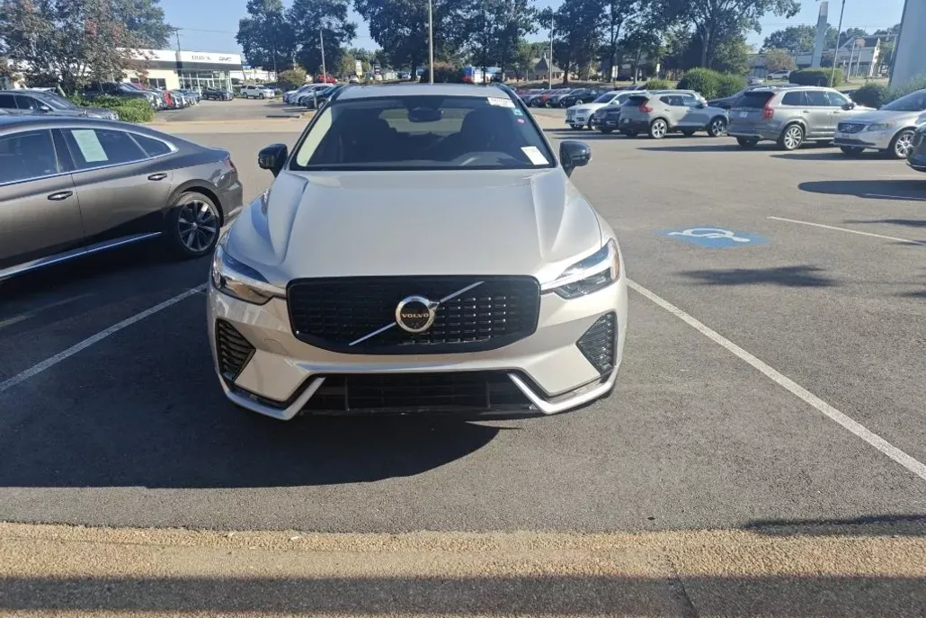 2025 Volvo XC60 B5 Plus photo 1