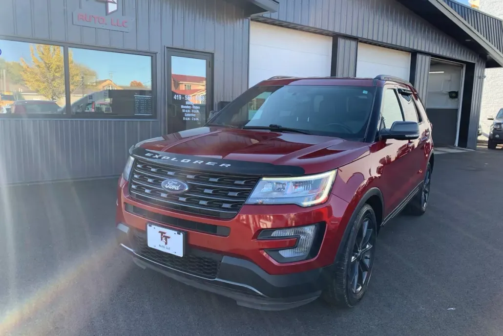 2017 Ford Explorer XLT photo 1