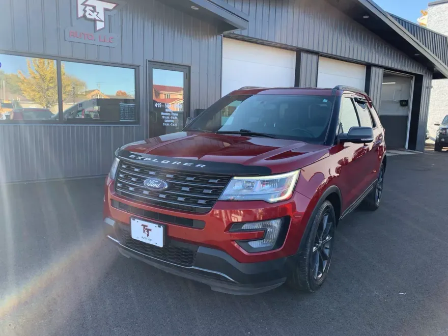 2017 Ford Explorer XLT photo 1