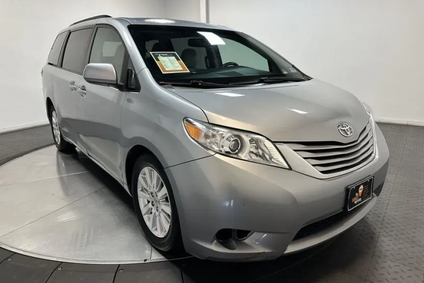 2015 Toyota Sienna LE photo 1