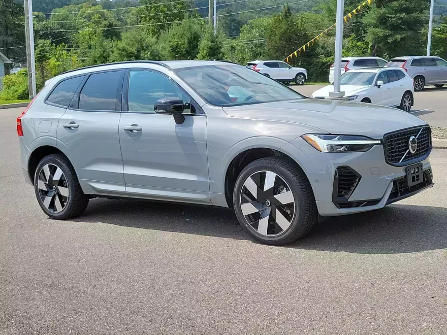 2025 Volvo XC60 T8 Plus photo 1