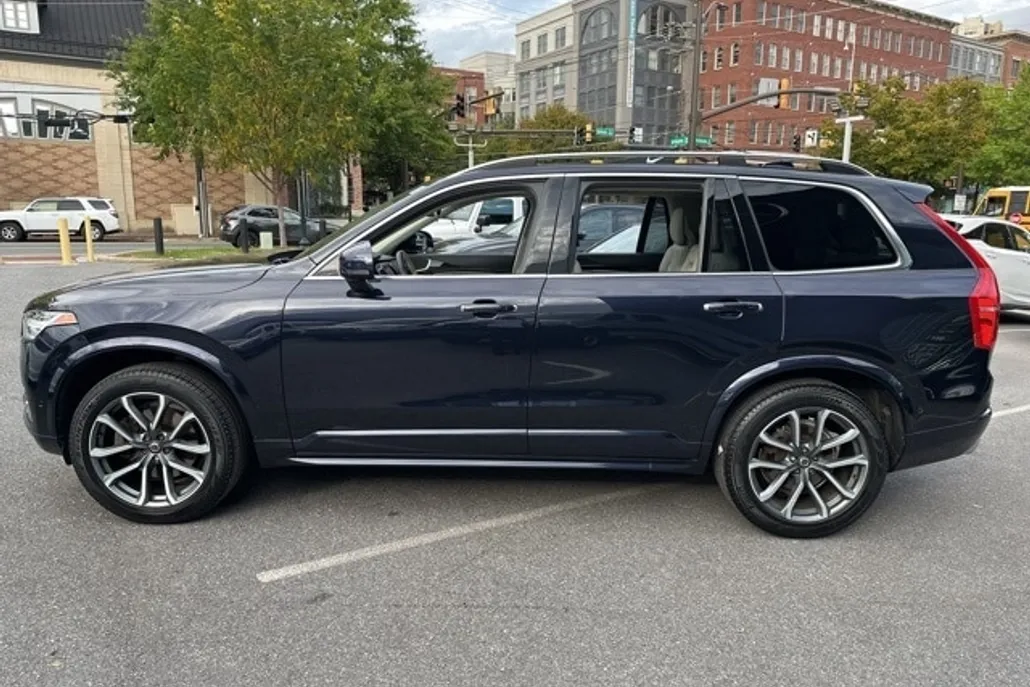 2019 Volvo XC90 T6 Momentum photo 1