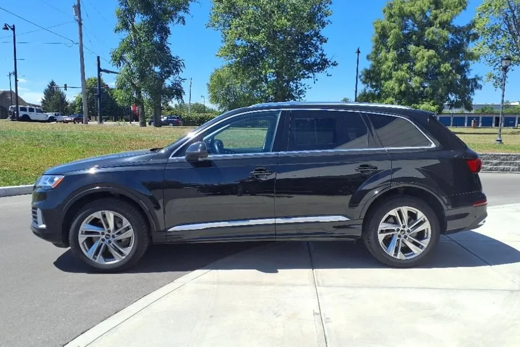2023 Audi Q7 45 Premium photo 1