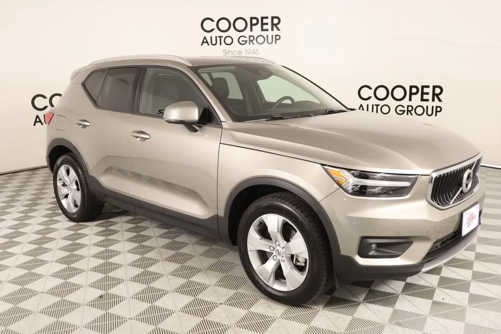2022 Volvo XC40 Momentum photo 1