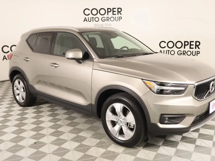 2022 Volvo XC40 Momentum photo 1