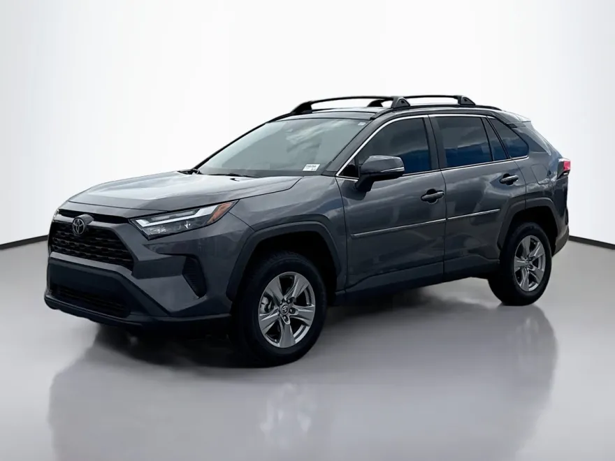 2022 Toyota RAV4 XLE photo 1