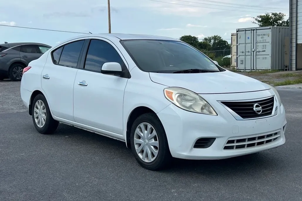 2012 Nissan Versa 1.6 SV photo 1