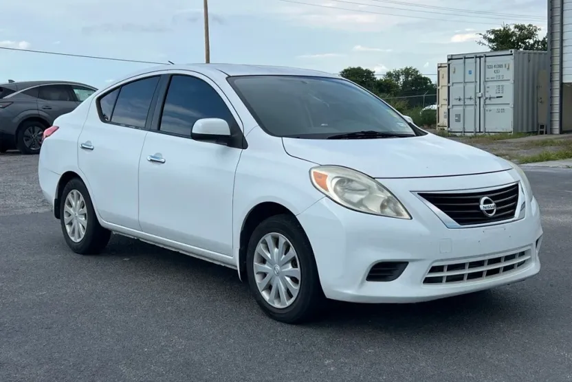 2012 Nissan Versa 1.6 SV photo 1