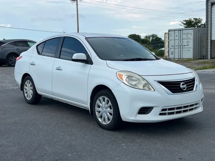 2012 Nissan Versa 1.6 SV photo 1