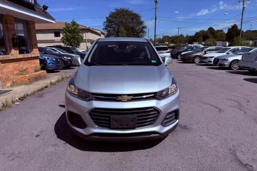 2019 Chevrolet Trax LS photo 1