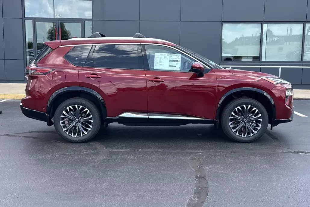 2025 Nissan Rogue Platinum photo 1