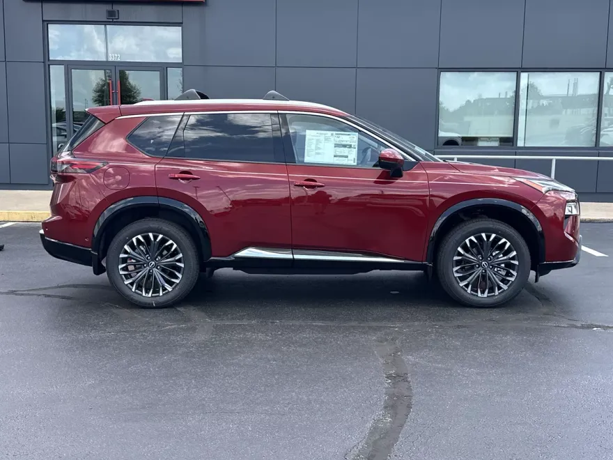 2025 Nissan Rogue Platinum photo 1