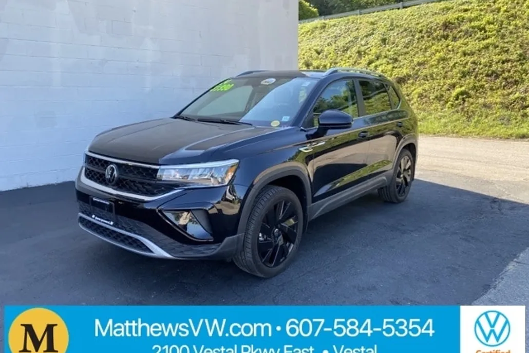 2024 Volkswagen Taos SE photo 1