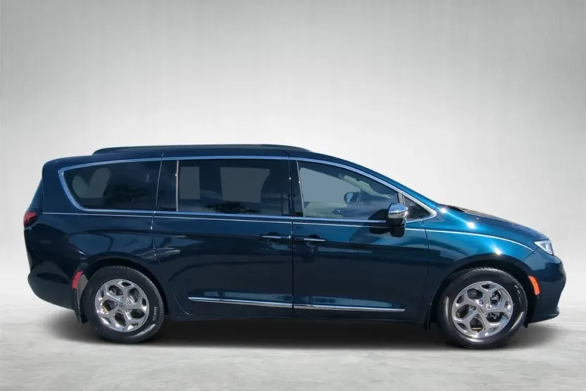 2022 Chrysler Pacifica Limited photo 1