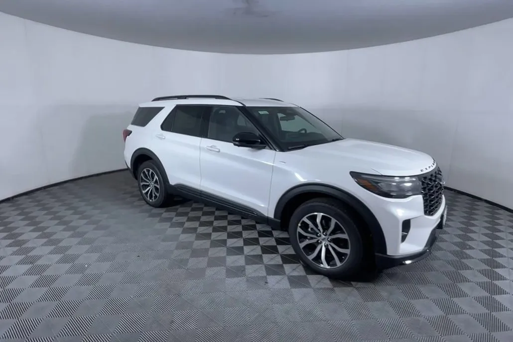 2025 Ford Explorer ST-Line photo 1