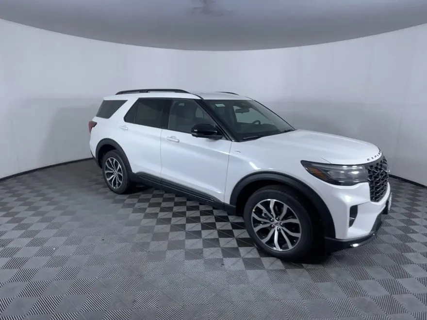 2025 Ford Explorer ST-Line photo 1