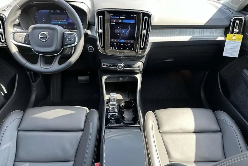2025 Volvo XC40 photo 1