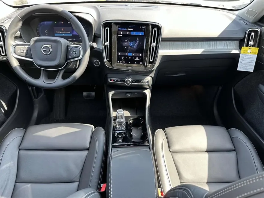 2025 Volvo XC40 photo 1