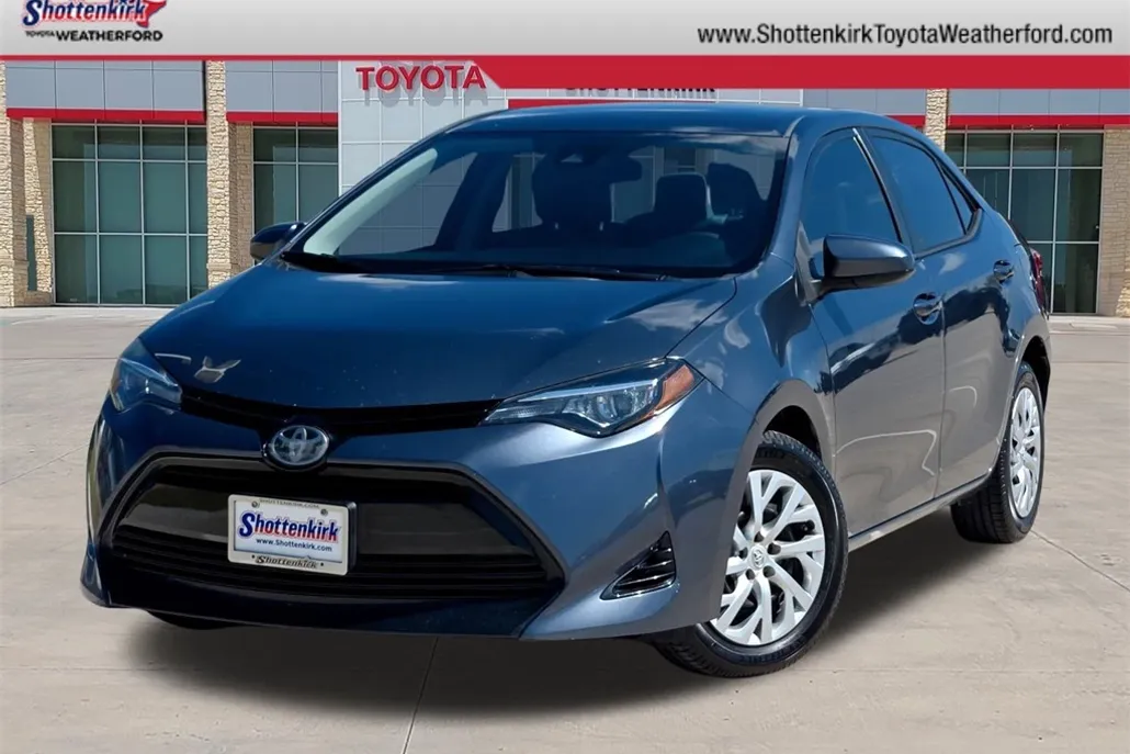 2018 Toyota Corolla LE photo 1