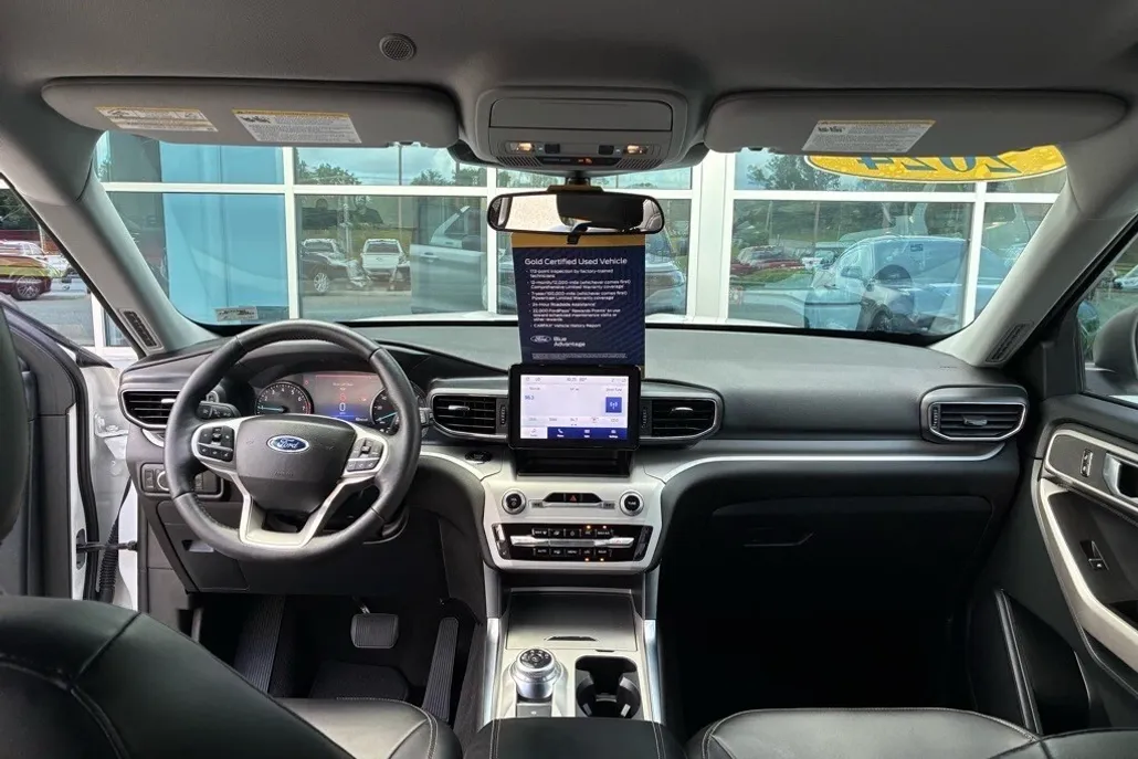 2024 Ford Explorer XLT photo 1