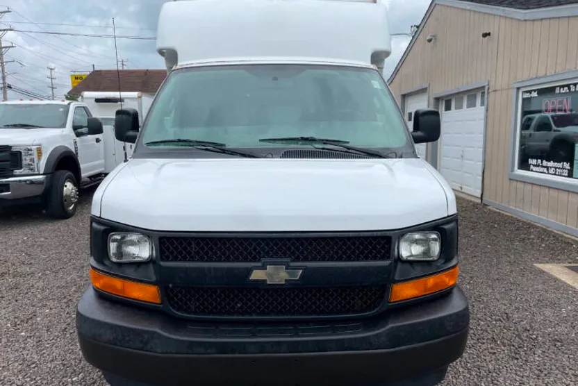 2017 Chevrolet Express 3500 Cutaway photo 1