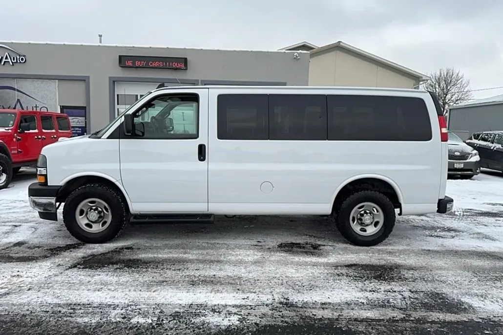 2018 Chevrolet Express LT photo 1